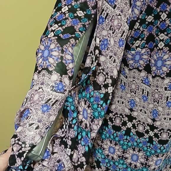 🌸 JENNIFER LOPEZ Purple and Blue Patterned Blouse - Picture 12 of 13